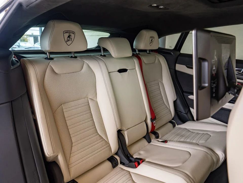 2025 Lamborghini Urus SE - Image 30 of 31