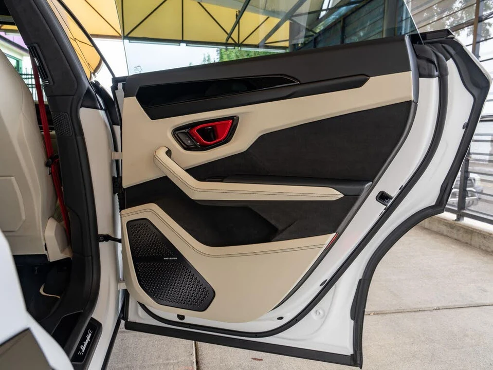 2025 Lamborghini Urus SE - Image 28 of 31