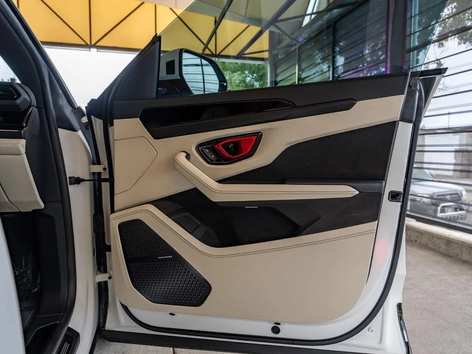 2025 Lamborghini Urus SE - Image 19 of 31