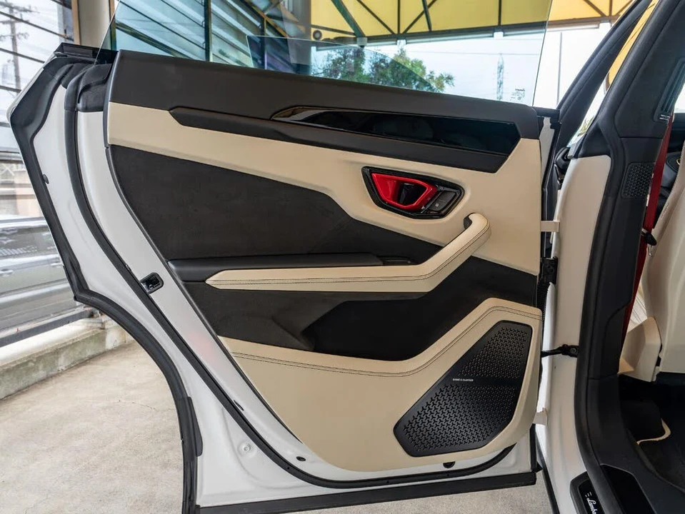 2025 Lamborghini Urus SE - Image 24 of 31