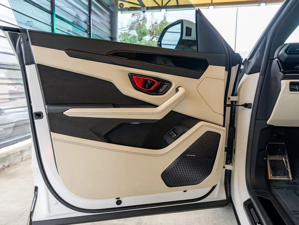 2025 Lamborghini Urus SE - Image 12 of 31