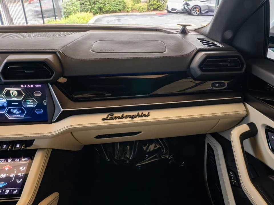 2025 Lamborghini Urus SE - Image 18 of 31