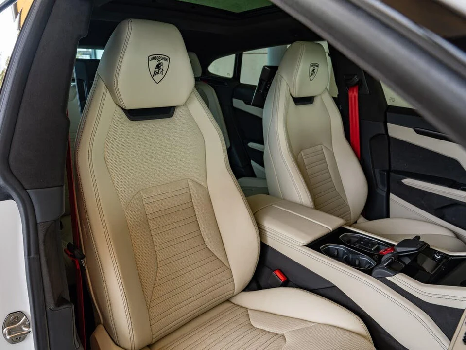2025 Lamborghini Urus SE - Image 22 of 31