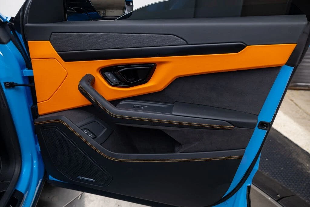 2025 Lamborghini Urus SE - Image 29 of 31