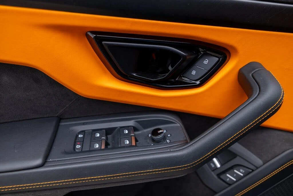 2025 Lamborghini Urus SE - Image 25 of 31