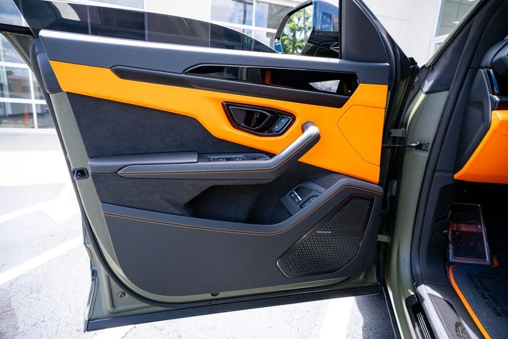 2025 Lamborghini Urus SE - Image 29 of 31