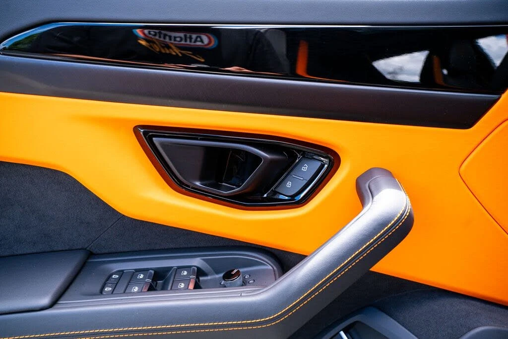 2025 Lamborghini Urus SE - Image 30 of 31