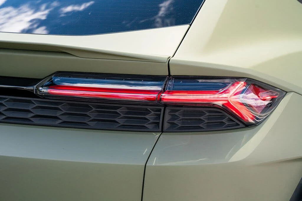 2025 Lamborghini Urus SE - Image 15 of 31