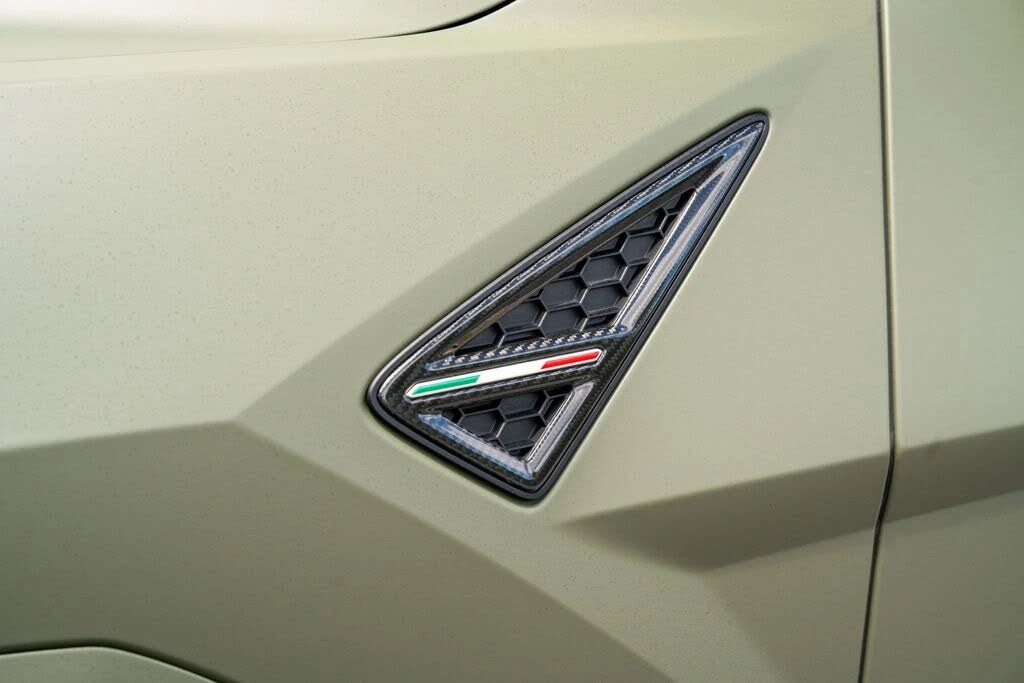 2025 Lamborghini Urus SE - Image 26 of 31