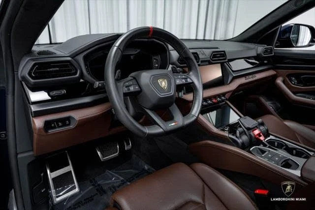 2025 Lamborghini Urus SE - Image 25 of 31