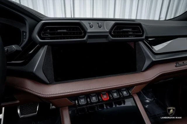 2025 Lamborghini Urus SE - Image 26 of 31