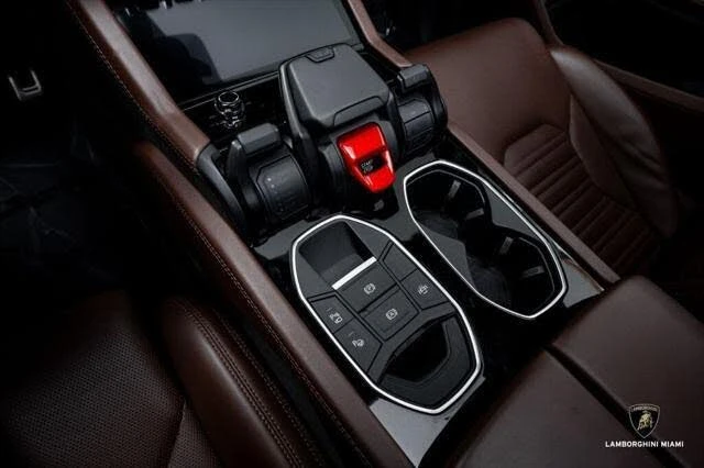 2025 Lamborghini Urus SE - Image 28 of 31