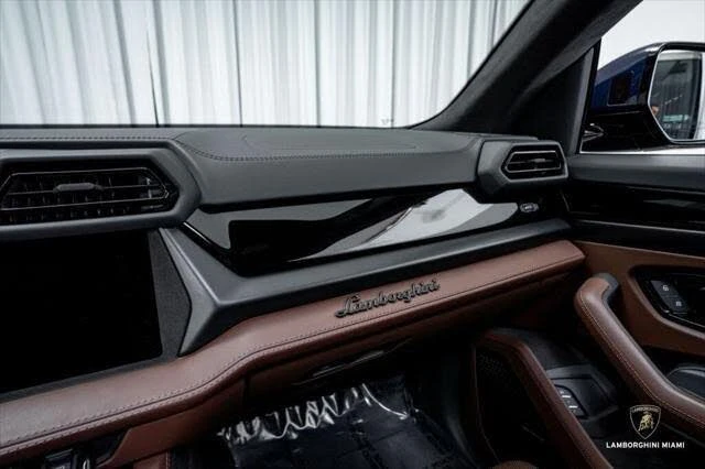2025 Lamborghini Urus SE - Image 29 of 31