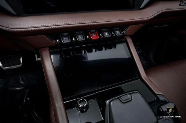 2025 Lamborghini Urus SE - Image 27 of 31