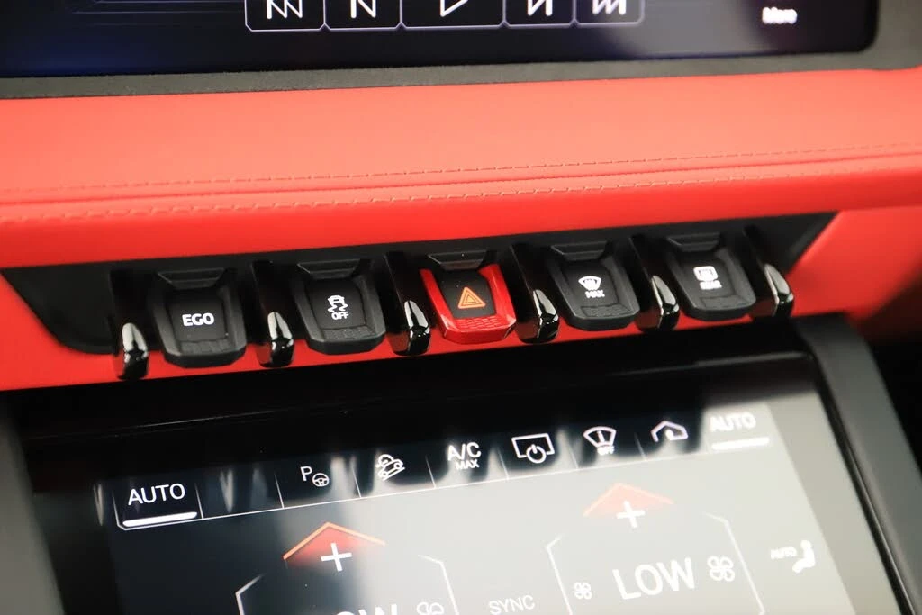 2025 Lamborghini Urus SE - Image 28 of 31