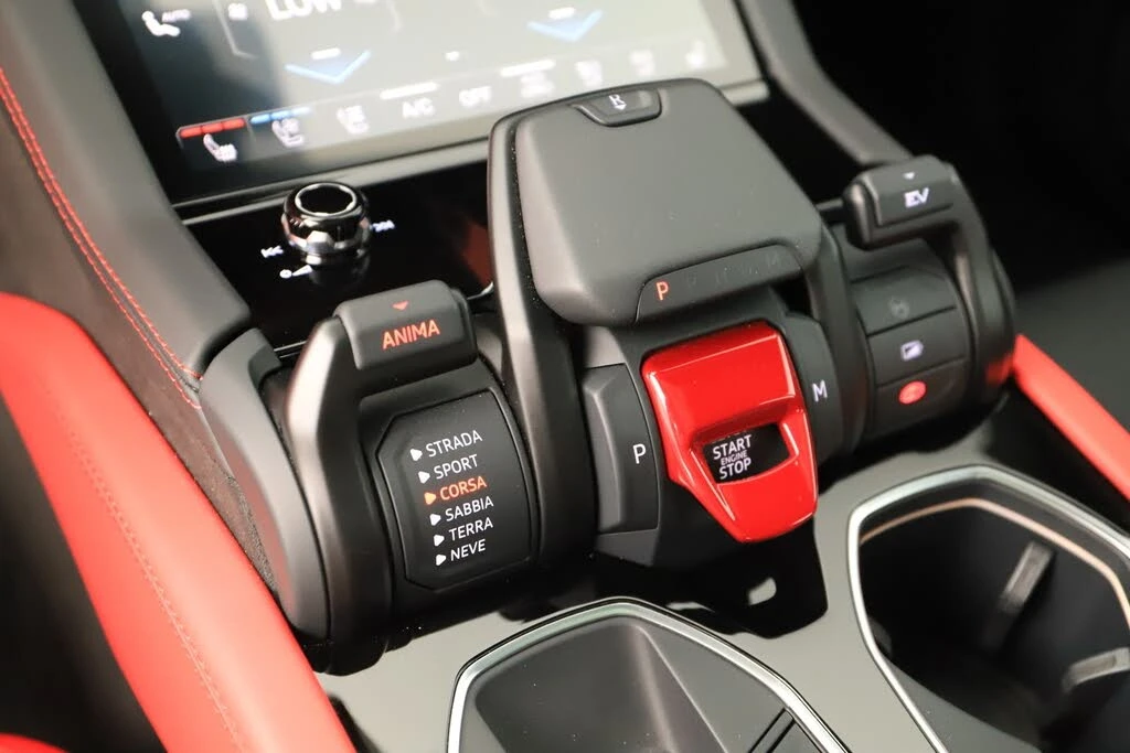 2025 Lamborghini Urus SE - Image 30 of 31