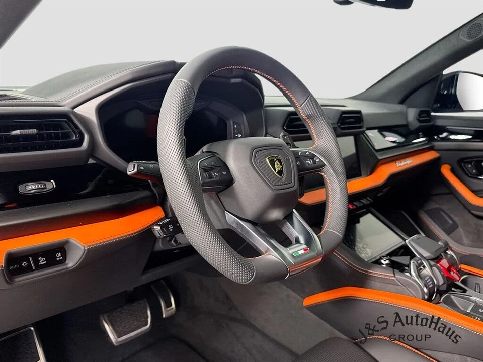 2025 Lamborghini Urus SE - Image 9 of 31