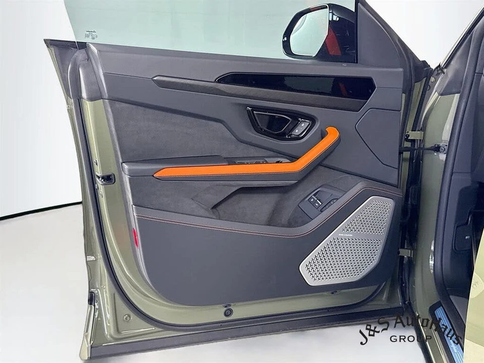 2025 Lamborghini Urus SE - Image 23 of 31