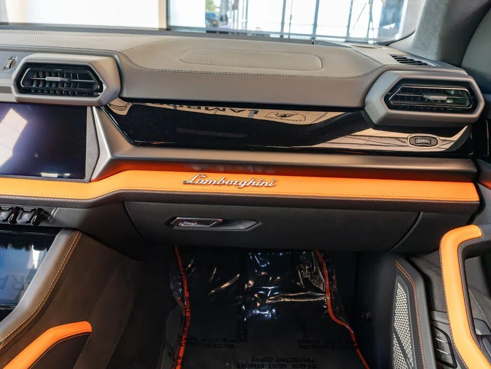 2025 Lamborghini Urus SE - Image 22 of 31