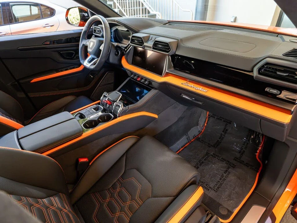 2025 Lamborghini Urus SE - Image 24 of 31