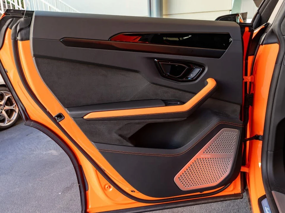 2025 Lamborghini Urus SE - Image 28 of 31