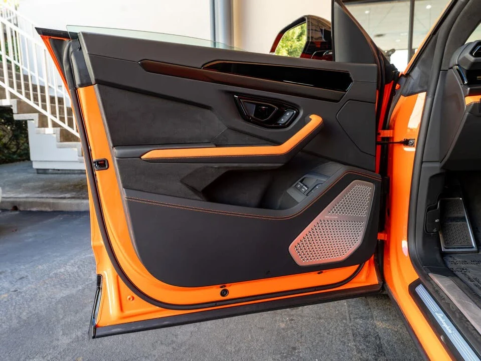 2025 Lamborghini Urus SE - Image 13 of 31