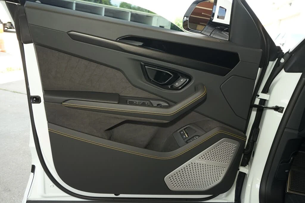 2025 Lamborghini Urus SE - Image 28 of 31