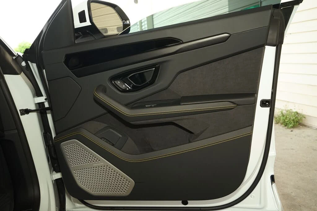 2025 Lamborghini Urus SE - Image 29 of 31