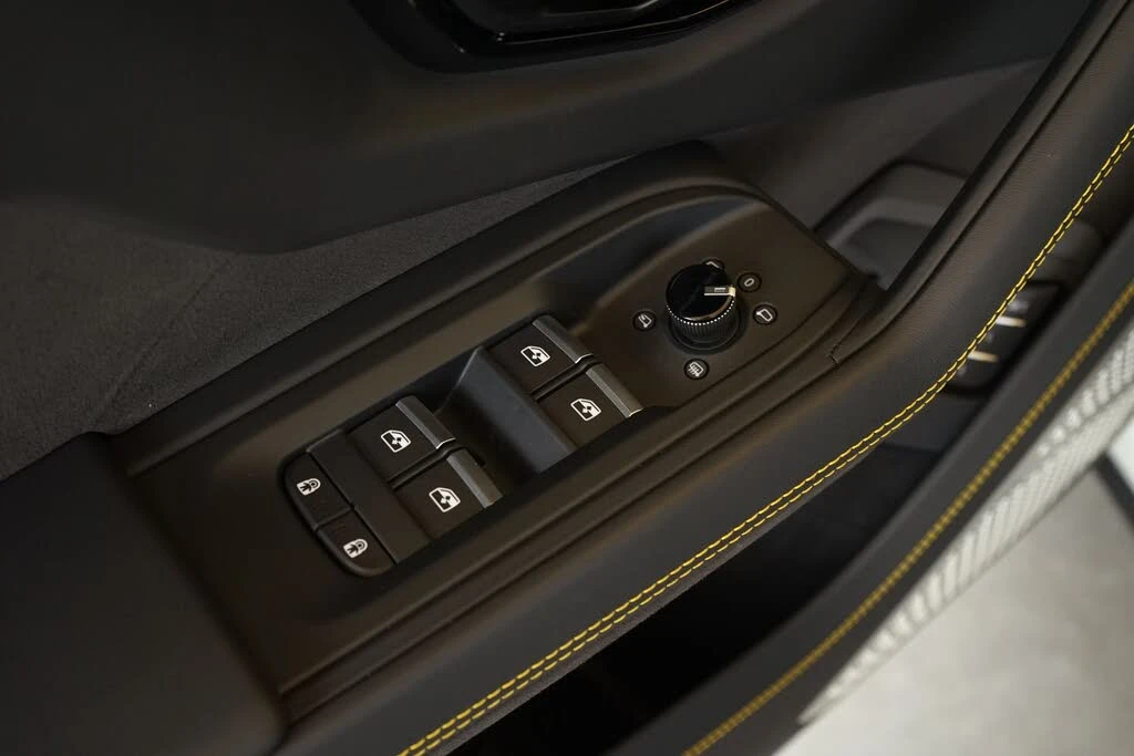 2025 Lamborghini Urus SE - Image 30 of 31
