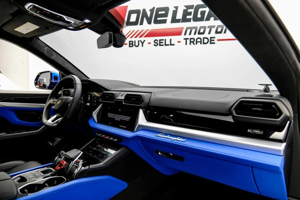 2025 Lamborghini Urus SE - Image 16 of 31