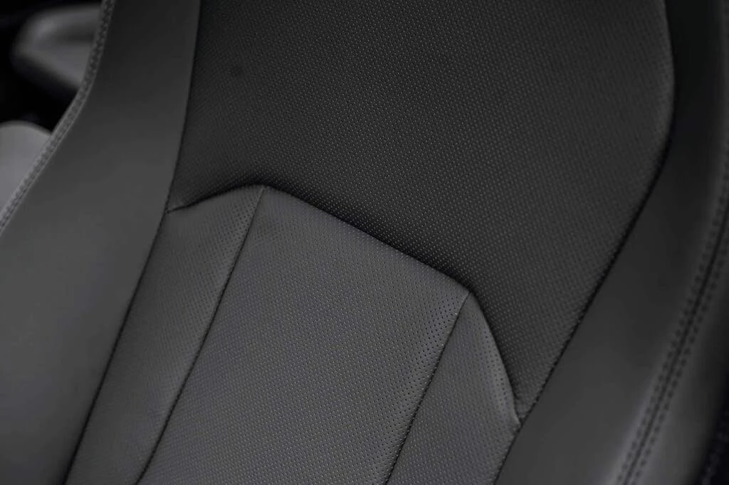 2025 Lamborghini Urus SE - Image 28 of 31