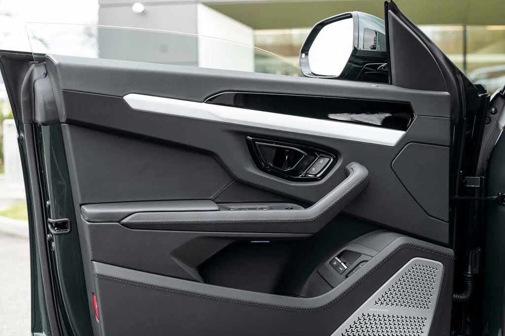 2025 Lamborghini Urus SE - Image 22 of 31