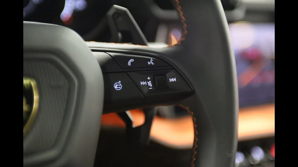 2025 Lamborghini Urus SE - Image 21 of 31