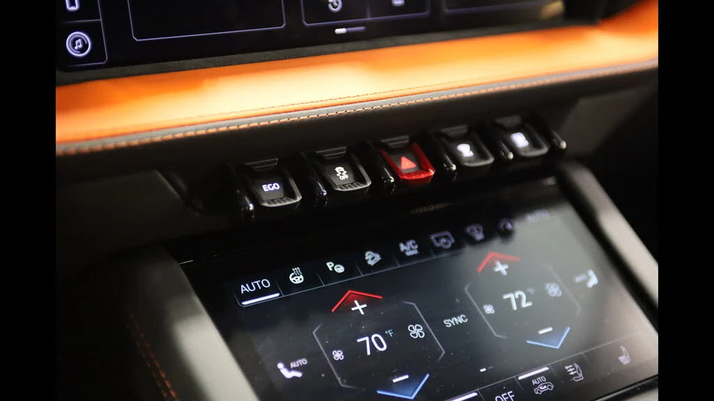 2025 Lamborghini Urus SE - Image 26 of 31