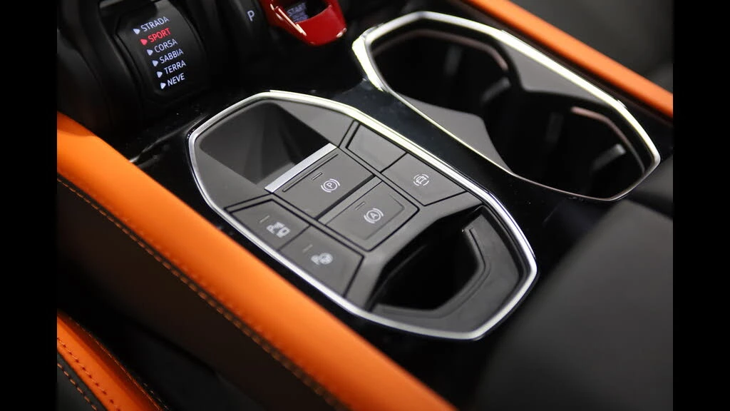 2025 Lamborghini Urus SE - Image 29 of 31