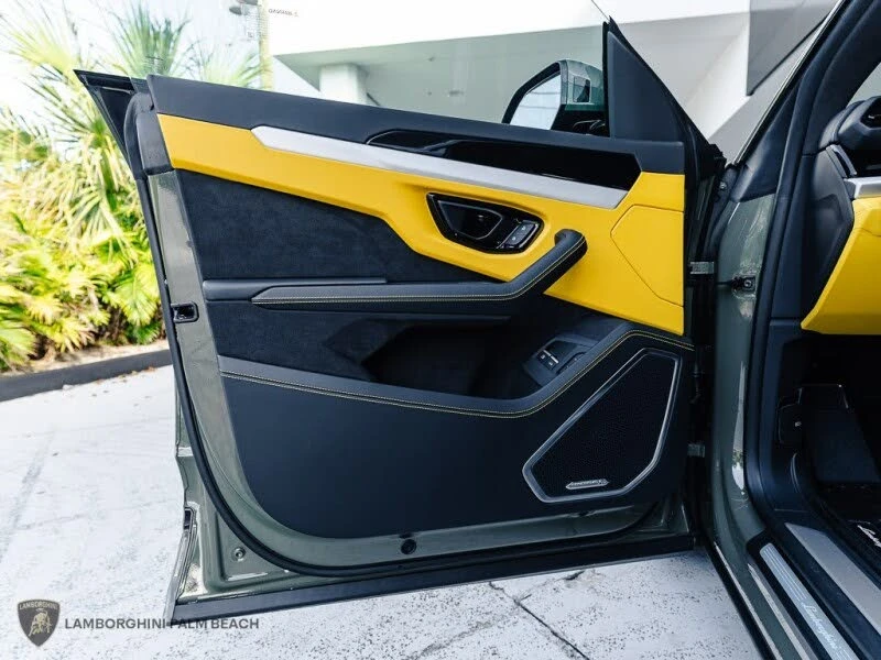 2025 Lamborghini Urus SE - Image 17 of 24
