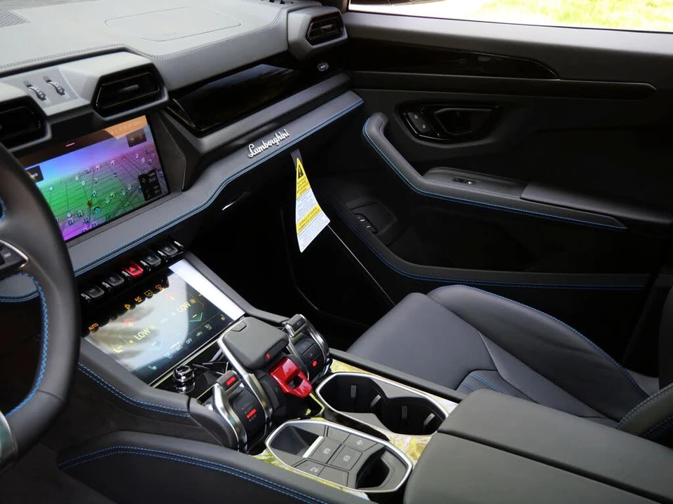 2025 Lamborghini Urus SE - Image 16 of 27