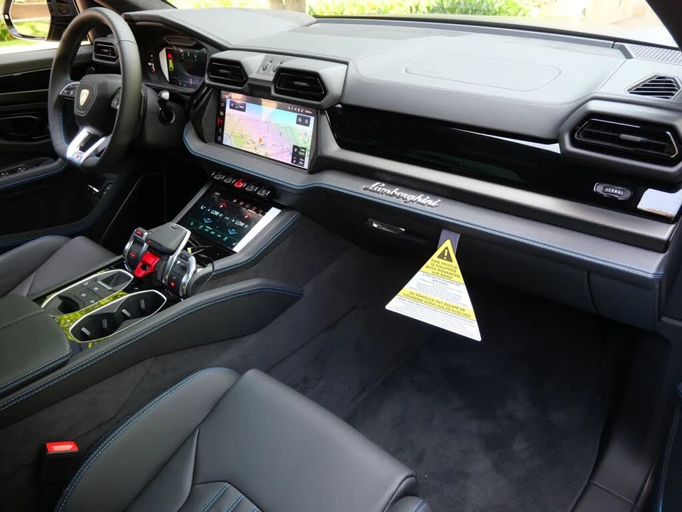 2025 Lamborghini Urus SE - Image 25 of 27