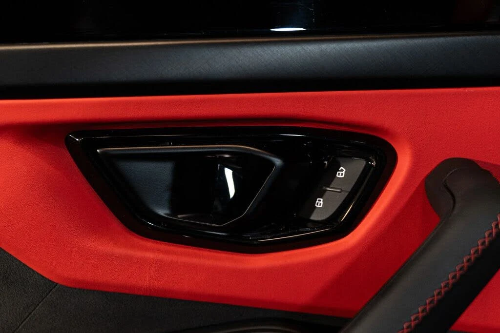 2025 Lamborghini Urus SE - Image 9 of 31