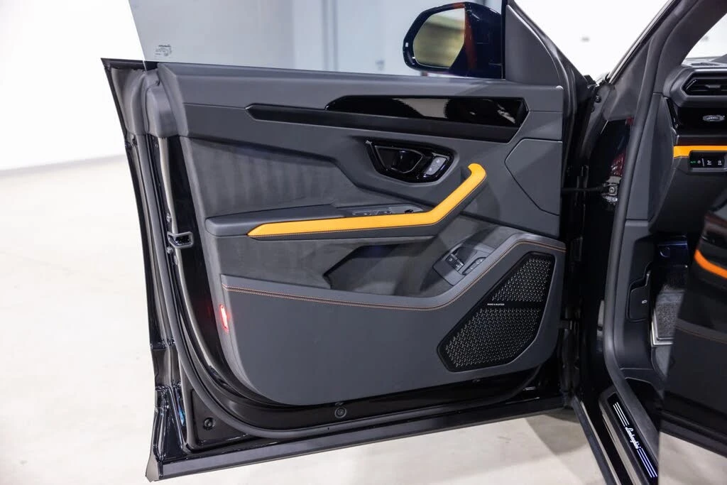 2025 Lamborghini Urus SE - Image 27 of 31