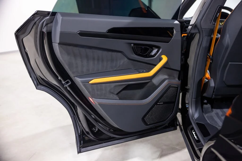 2025 Lamborghini Urus SE - Image 28 of 31