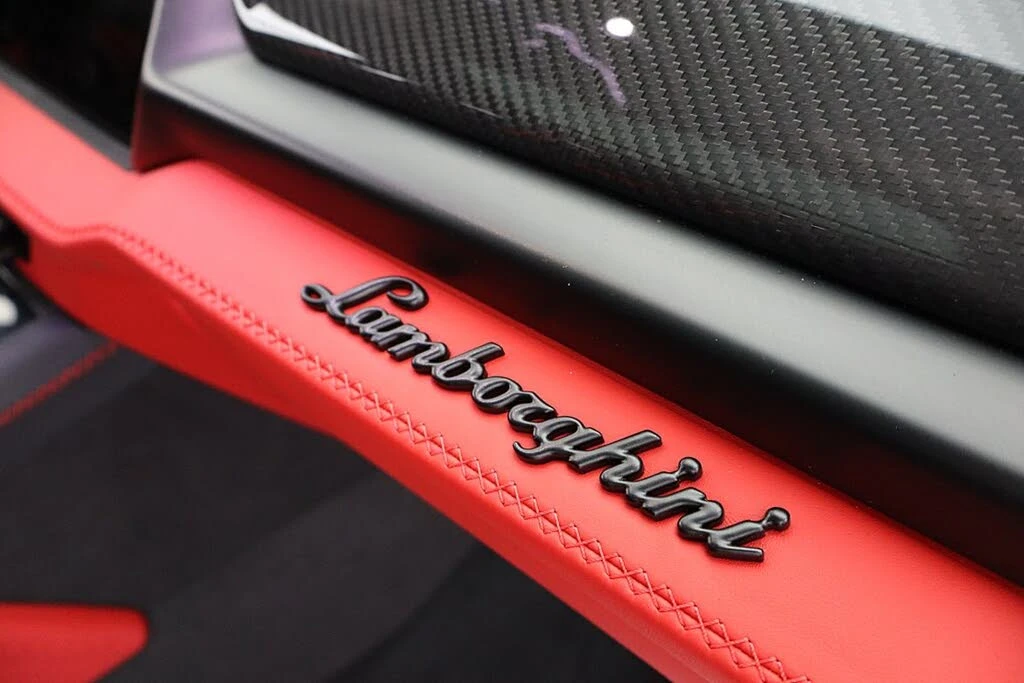 2025 Lamborghini Urus SE - Image 30 of 31