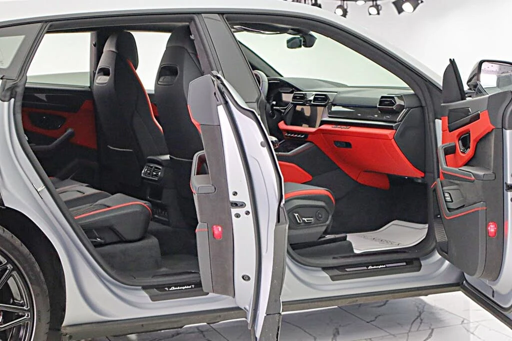 2025 Lamborghini Urus SE - Image 12 of 31