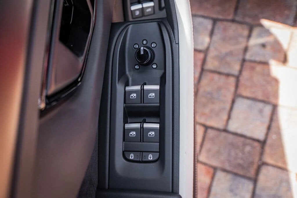 2025 Lamborghini Urus SE - Image 18 of 31