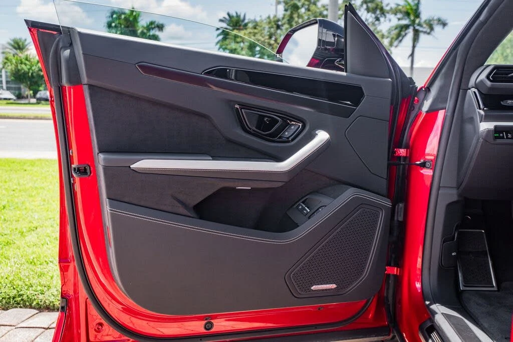 2025 Lamborghini Urus SE - Image 17 of 31