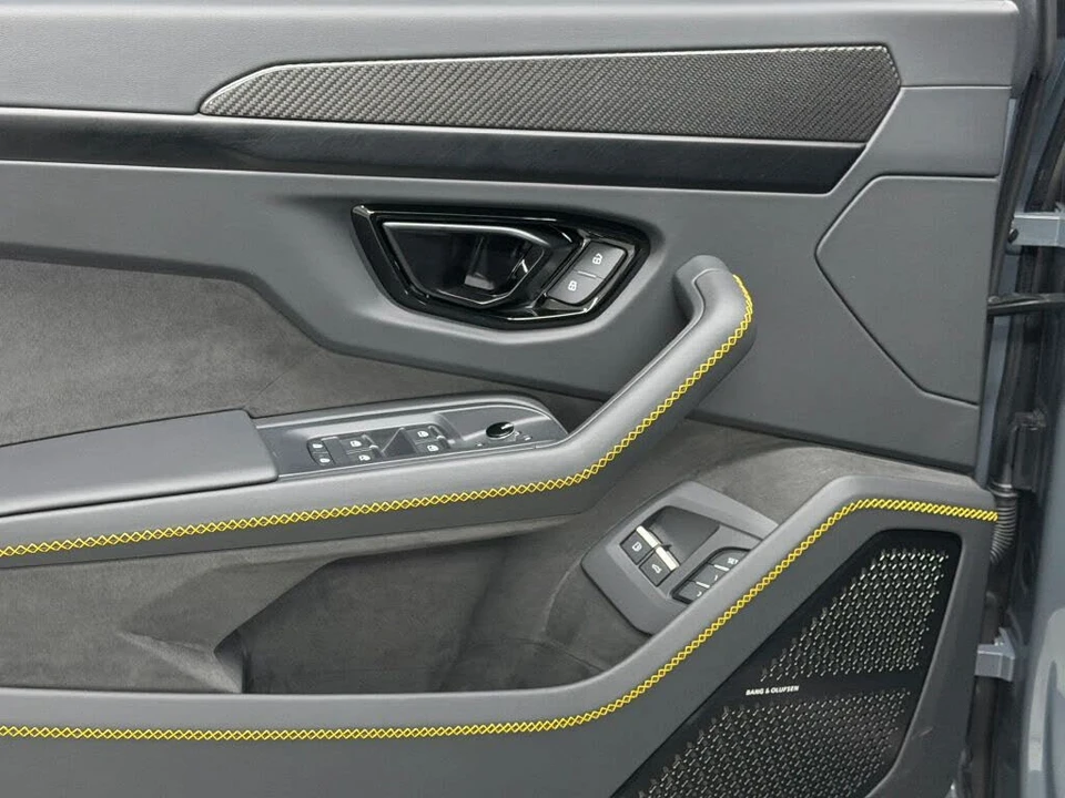 2025 Lamborghini Urus SE - Image 19 of 31