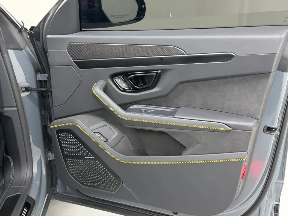 2025 Lamborghini Urus SE - Image 20 of 31