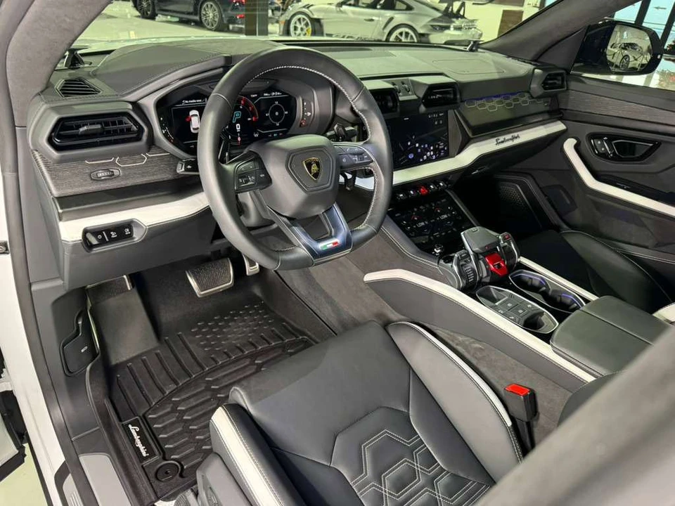 2025 Lamborghini Urus SE - Image 9 of 12