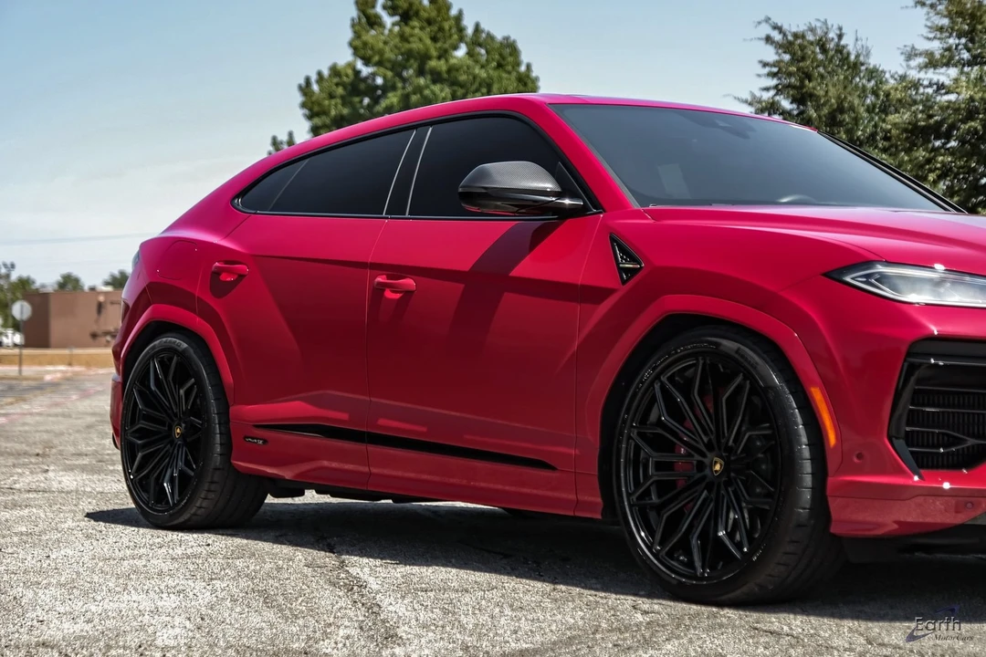 2025 Lamborghini Urus SE - Image 28 of 31