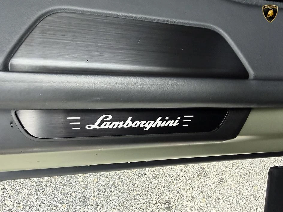 2025 Lamborghini Urus SE - Image 23 of 31